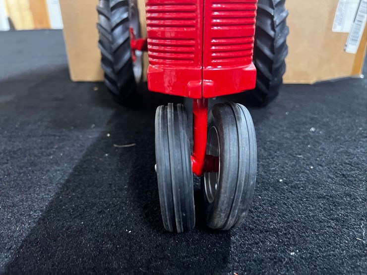 1/8-farmall-m-nib-sm-image-11