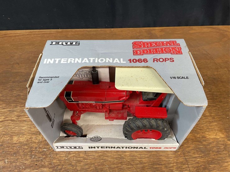 1/16-ih-1066-nib-ertl-image-2