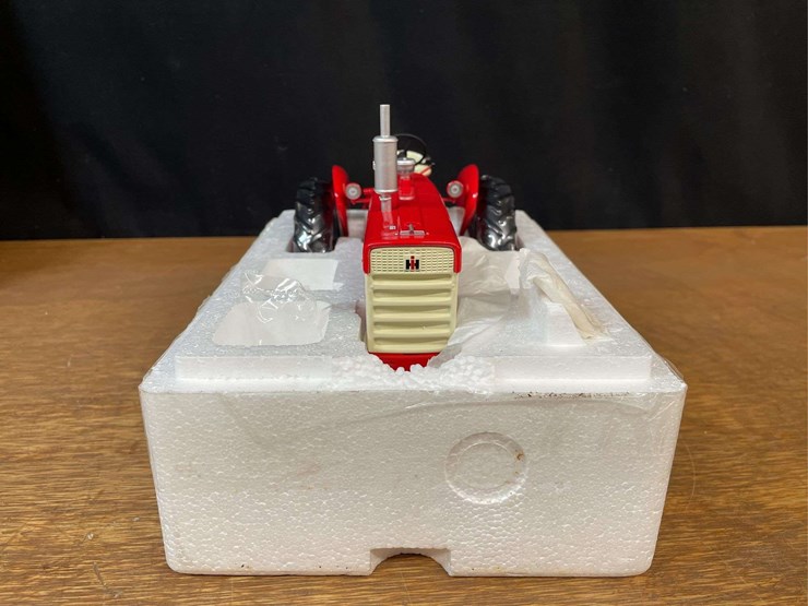 1/16-farmall-460-precision-nib-ertl-image-6