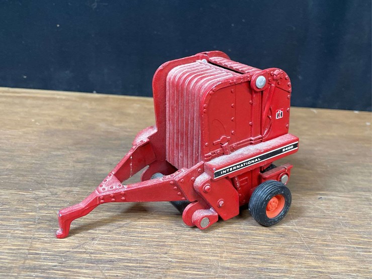 (3)-ih-tractors-+-baler-ertl-image-5
