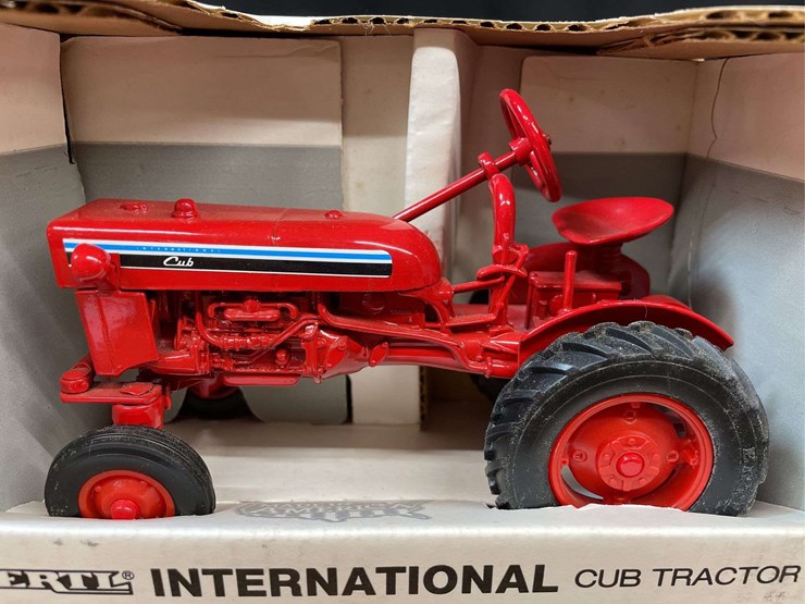 (2)-1/16-ih-farmall-cub-nib-ertl-image-16