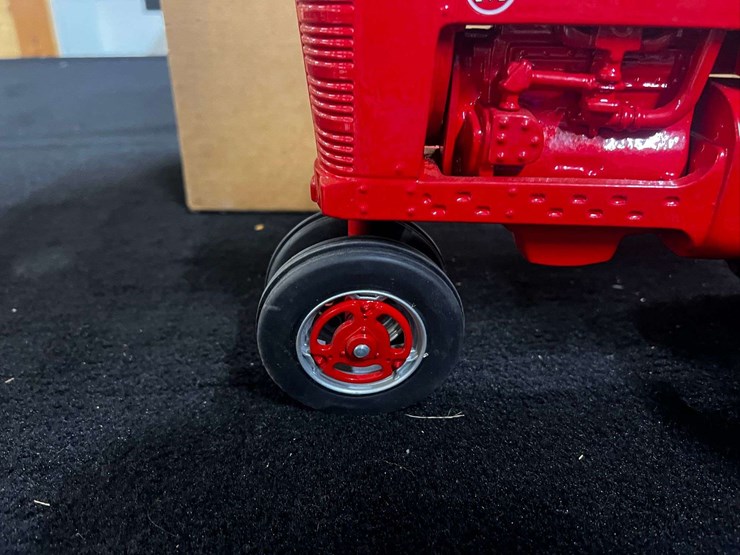 1/8-farmall-m-nib-sm-image-2