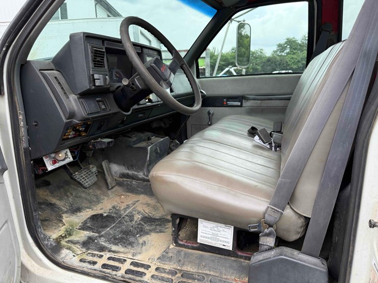 1999-gmc-7500-image-17