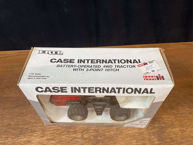 (3)-1/32-case-ih-tractors-+-spreader-nib-ertl-image-9