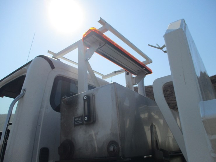 2021-freightliner-114sd-image-18