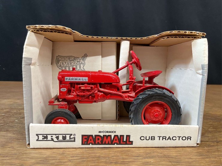 (2)-1/16-ih-farmall-cub-nib-ertl-image-3