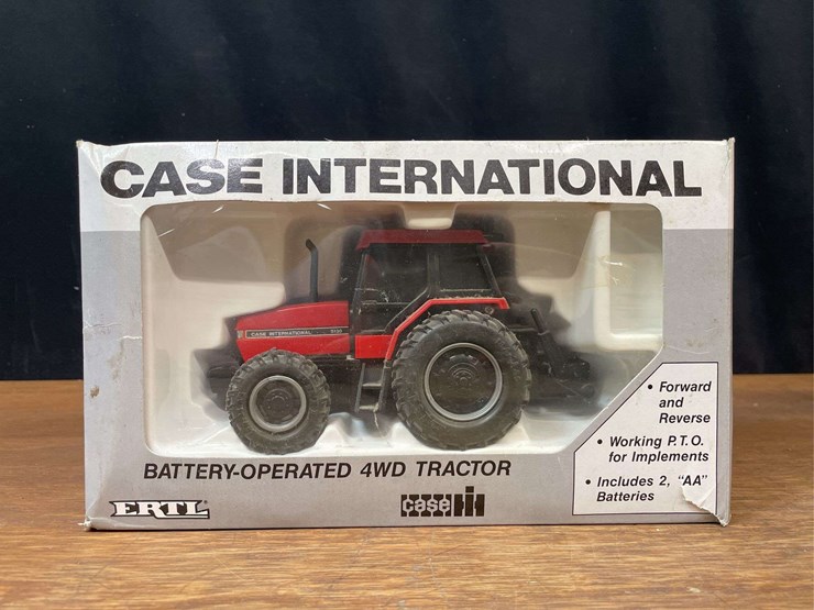 (3)-1/32-case-ih-tractors-+-spreader-nib-ertl-image-2