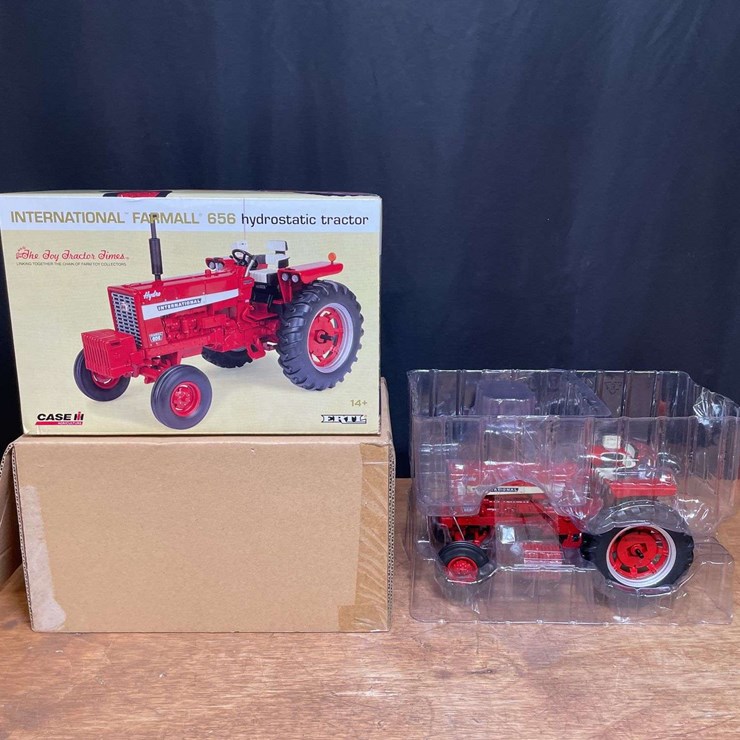 1/16 Farmall 656 Hydro 2011 TTT NIB Ertl