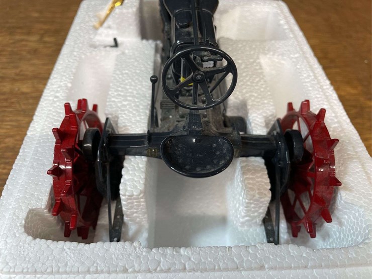 1/16-farmall-regular-precision-nib-ertl-image-10
