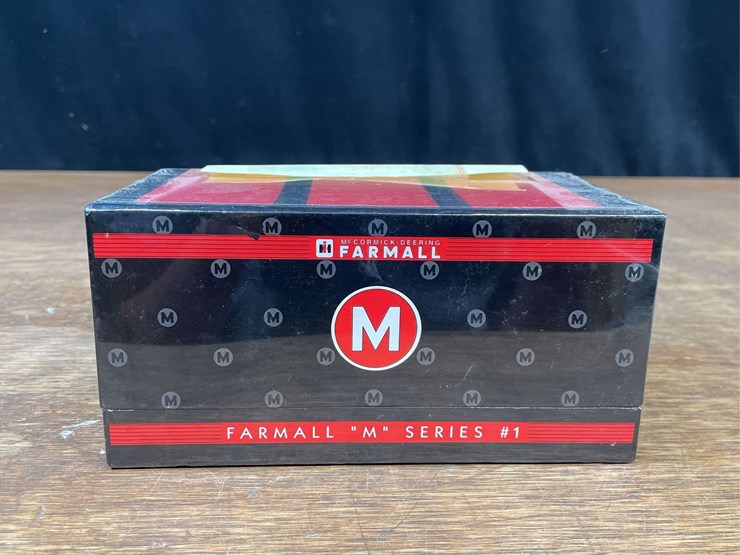 1/64-farmall-m-set-nib-ertl-image-3