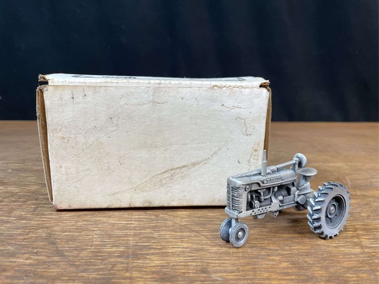 (2)-1/43-farmall-h-+-m-pewter-nib-sc-image-15