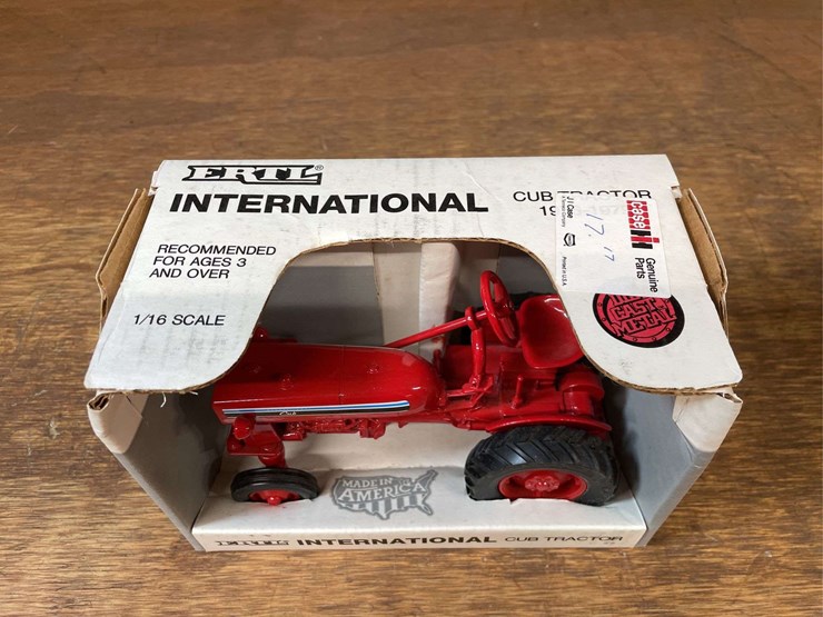 (2)-1/16-ih-farmall-cub-nib-ertl-image-11