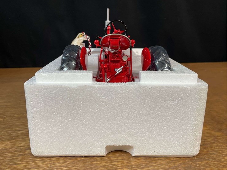 1/16-farmall-400-precision-nib-ertl-image-4