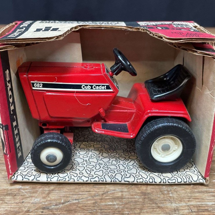 1/16 IH Cub Cadet 682 L&G NIB Ertl