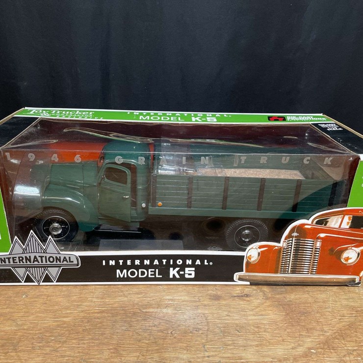 1/16 IH K-5 Grain Truck NIB DCP