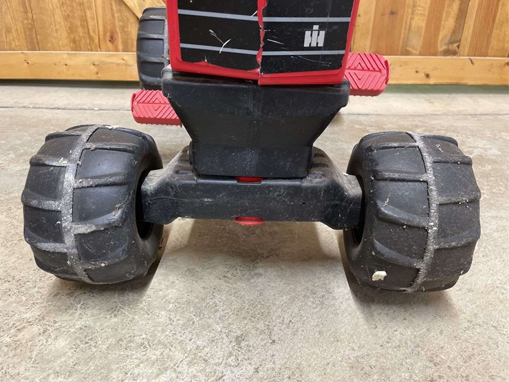 ih-pedal-tractor-ertl-image-7