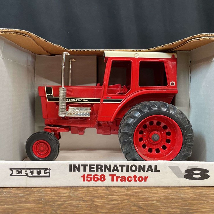 1/16 IH 1568 NIB Ertl
