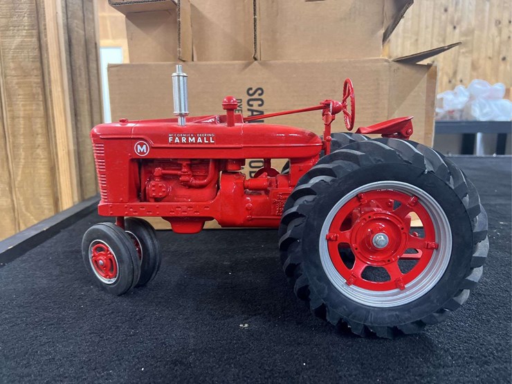 1/8-farmall-m-1995-fps-nib-sm-image-1