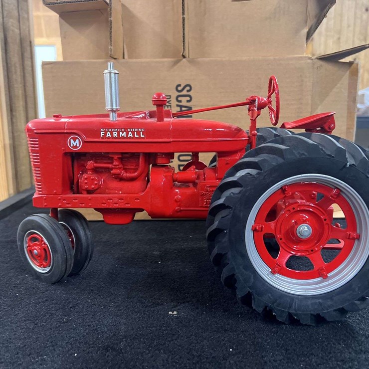 1/8 Farmall M 1995 FPS NIB SM
