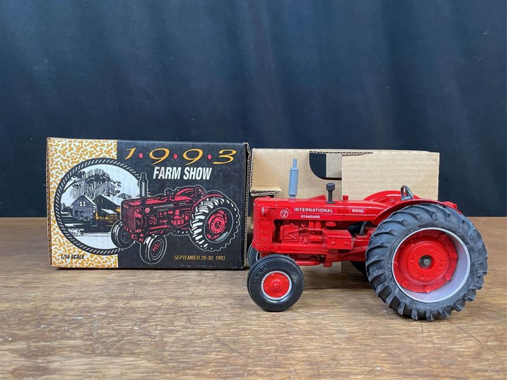 1/16-ih-i-d-9-1993-farm-show-nib-ertl-image-1