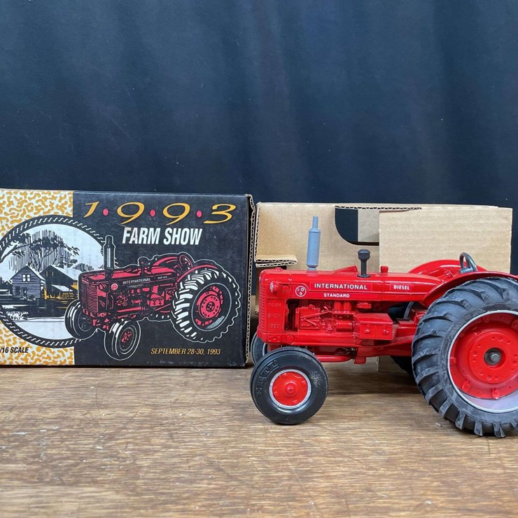 1/16 IH I-D-9 1993 Farm Show NIB Ertl