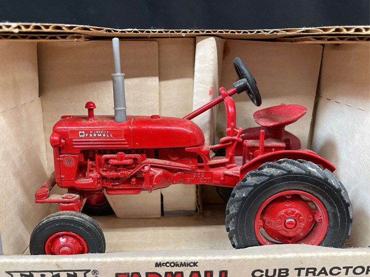 (2)-ih-farmall-cub-nib-ertl-image-8