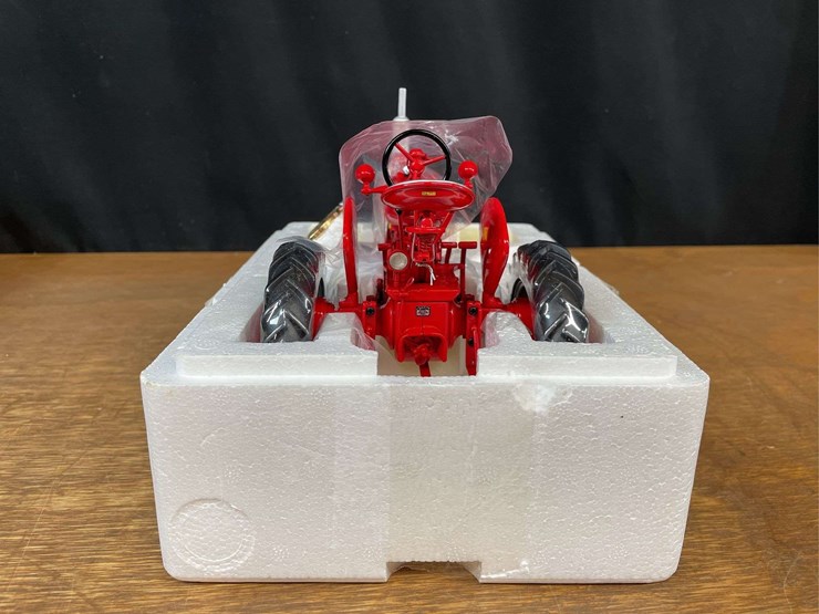 1/16-farmall-mv-high-clear-precison-nib-ertl-image-5