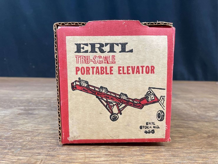 1/16-ih-tru-scale-bale-elevator-nib-ertl-image-5
