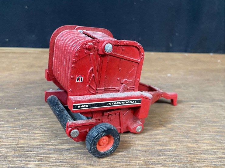 (3)-ih-tractors-+-baler-ertl-image-6