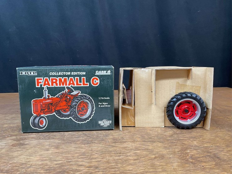 1/16-farmall-c-collector-nib-ertl-image-1