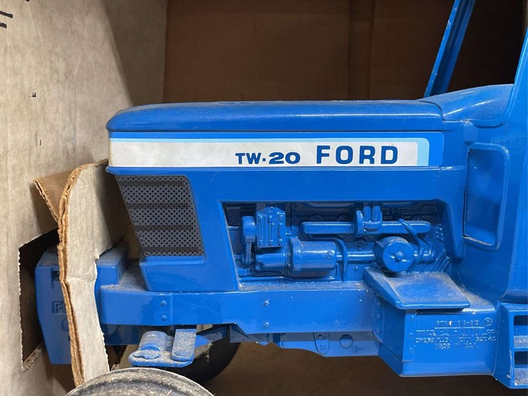 1/12-ford-tw-20-nib-ertl-image-8