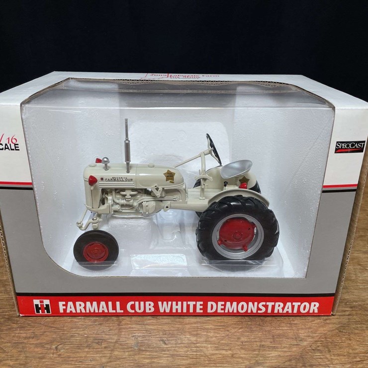 1/16 Farmall Cub Demonstrator 2009 Lafayette NIB SC
