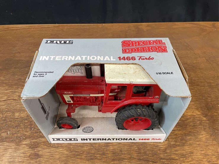1/16-ih-1466-nib-ertl-image-2