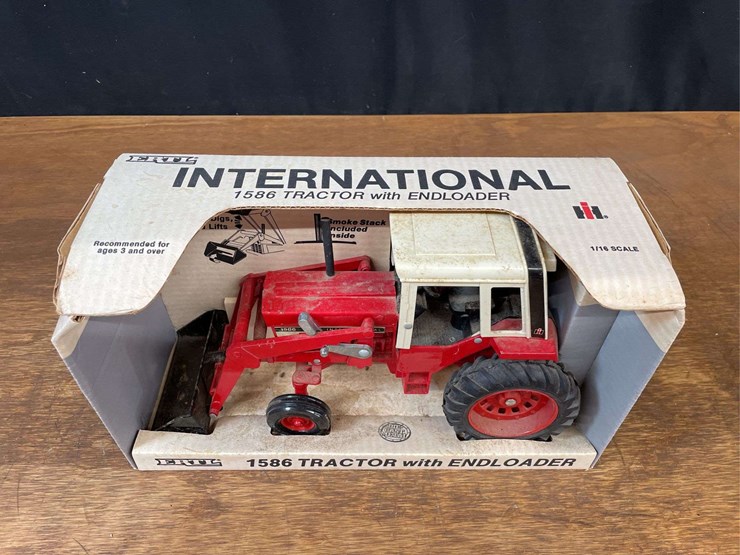 1/16-ih-1586-w/loader-nib-ertl-image-2