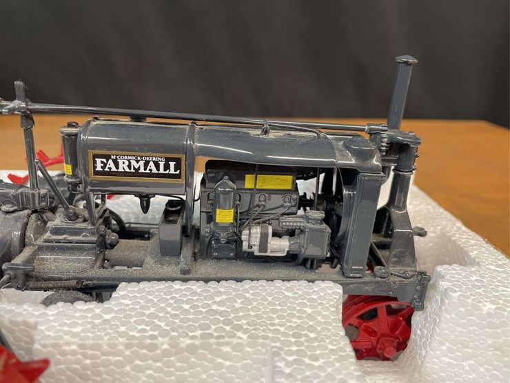 1/16-farmall-regular-precision-nib-ertl-image-12