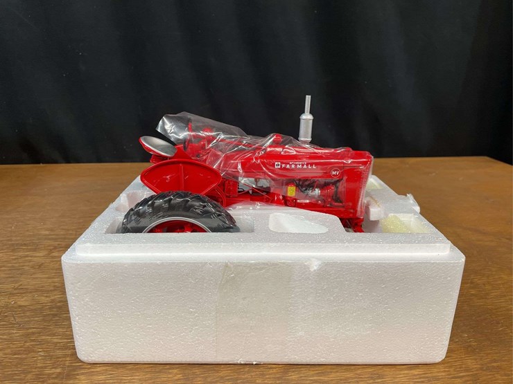 1/16-farmall-mv-high-clear-precison-nib-ertl-image-6