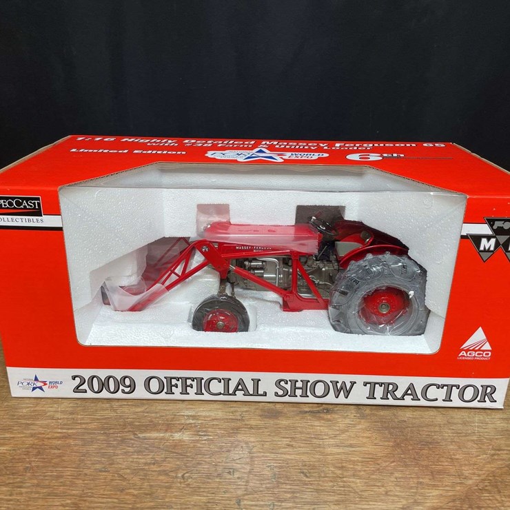 1/16 MF 65 w/Loader 2009 Pork Expo NIB SC