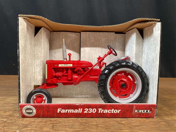 1/16-farmall-230-nib-ertl-image-1