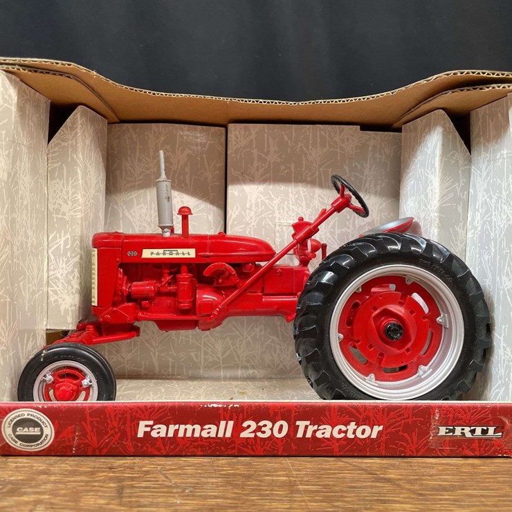 1/16 Farmall 230 NIB Ertl