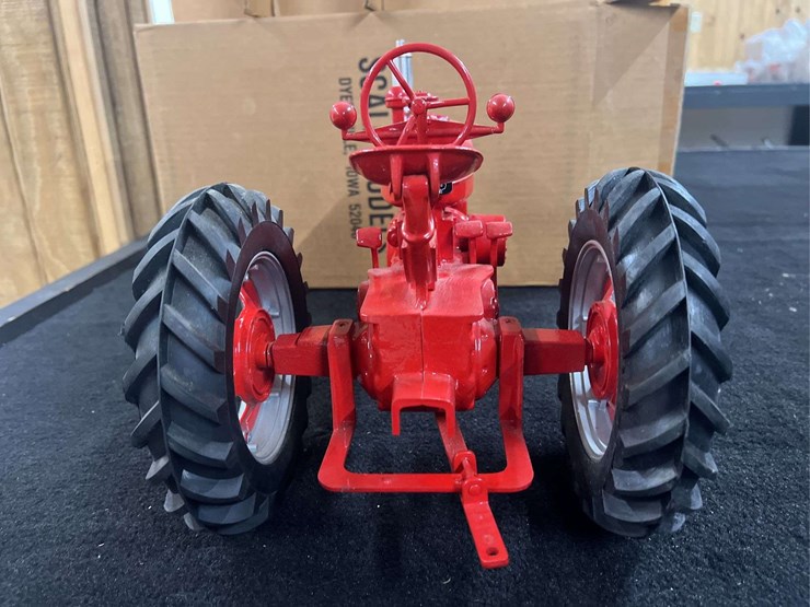 1/8-farmall-m-1995-fps-nib-sm-image-6