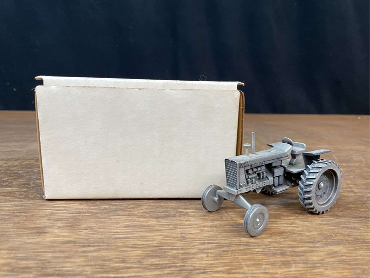 1/43-farmall-1206-pewter-nib-sc-image-1