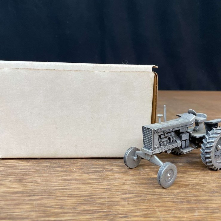 1/43 Farmall 1206 Pewter NIB SC