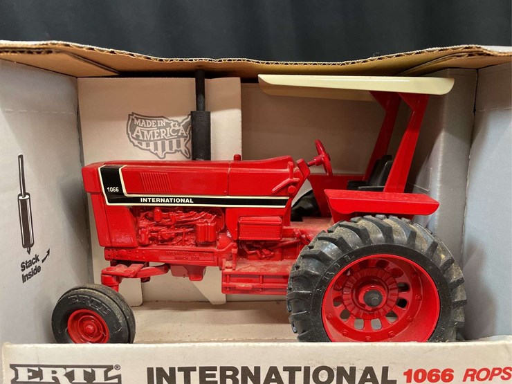 1/16-ih-1066-nib-ertl-image-7
