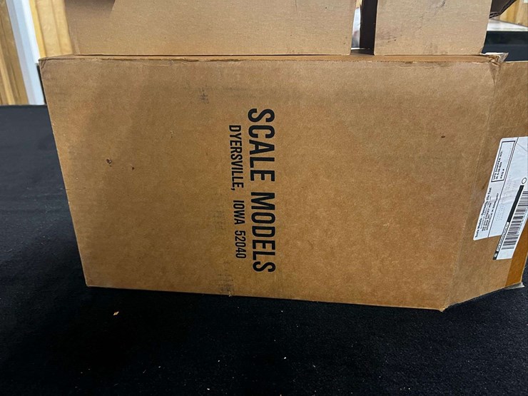 1/8-farmall-m-nib-sm-image-27