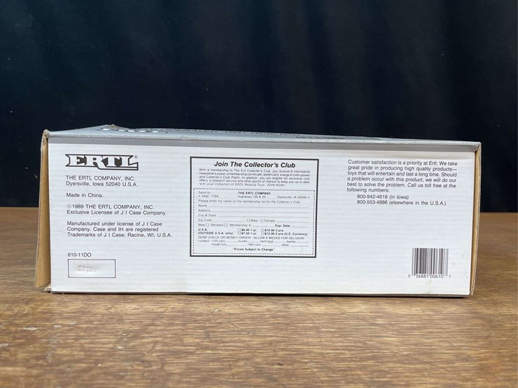 (3)-1/32-case-ih-tractors-+-spreader-nib-ertl-image-13
