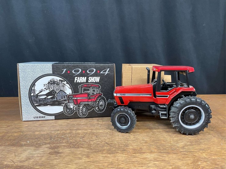 1/16-case-ih-magnum-7240-1994-farm-show-nib-ertl-image-1