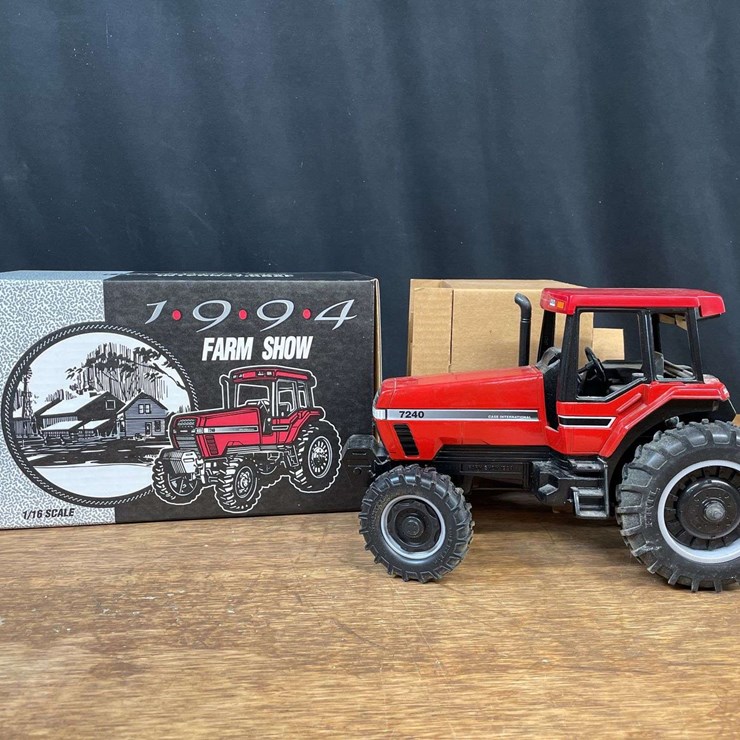 1/16 Case-IH Magnum 7240 1994 Farm Show NIB Ertl