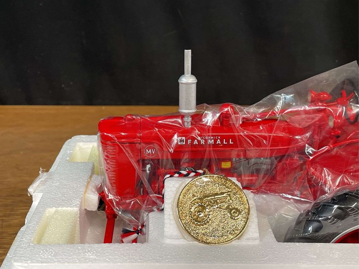 1/16-farmall-mv-high-clear-precison-nib-ertl-image-9