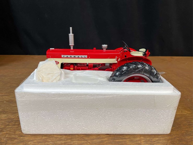 1/16-farmall-460-precision-nib-ertl-image-2