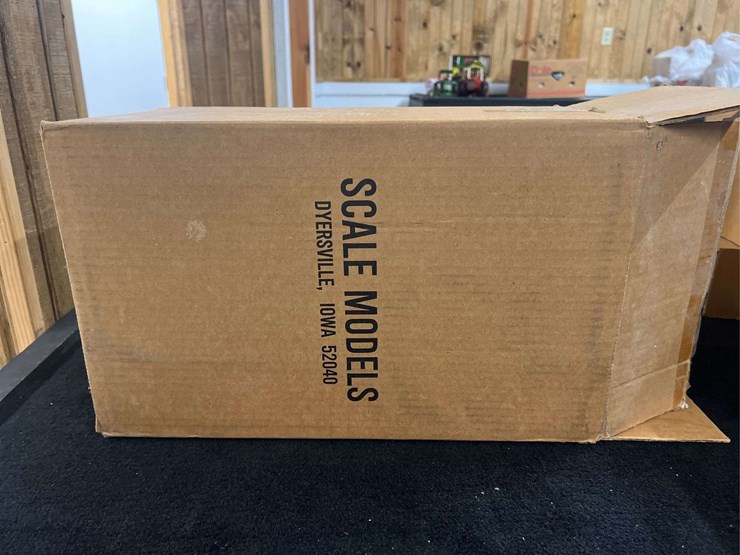 1/8-farmall-m-1995-fps-nib-sm-image-23
